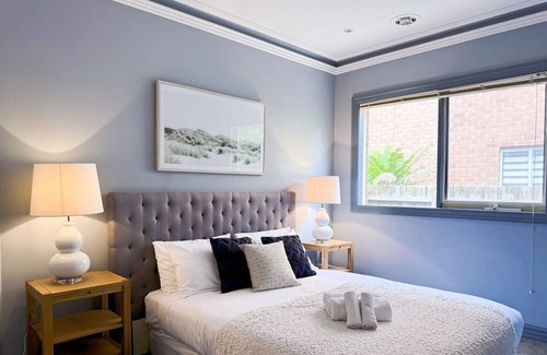 Knoxfield Casa | Victorian design house, 5-minute walk to lake, 3-minute drive to shopping mall.
