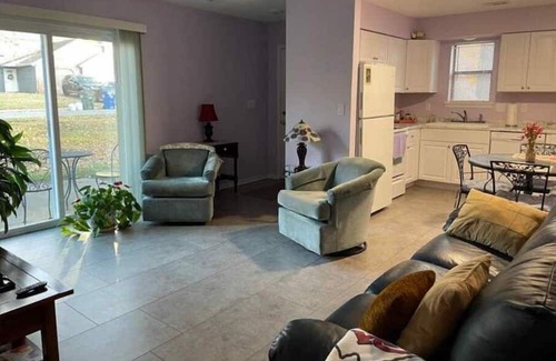 Lawrence Casa | Clean, Cute & Cozy, 2bd duplex: Iris's Place!