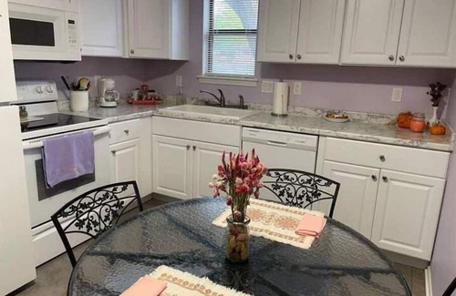 Lawrence Casa | Clean, Cute & Cozy, 2bd duplex: Iris's Place!