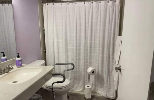 Lawrence Casa | Clean, Cute & Cozy, 2bd duplex: Iris's Place!