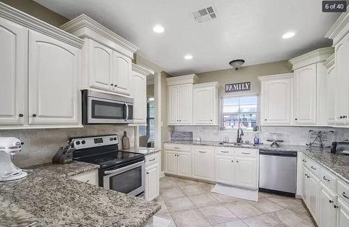 Iowa Casa | House in quiet Iowa near Lake Charles + EV charger