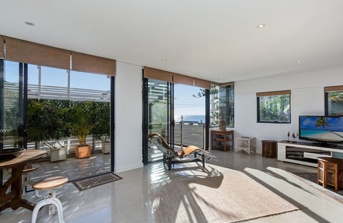 Manly Casa | Manly Beach surf and ocean view modern home-close walk surf beach, ferry, shops.
