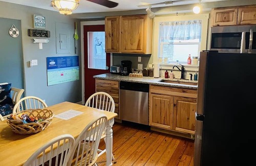 Maysville Cabina | Adorable Cabin, Steps from the Ohio River: Hot Tub, Fire Pit & Full Kitchen