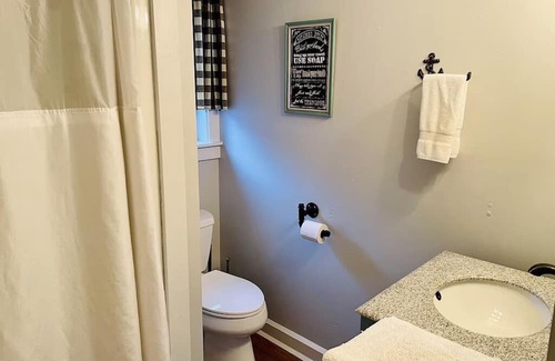 Maysville Cabina | Adorable Cabin, Steps from the Ohio River: Hot Tub, Fire Pit & Full Kitchen