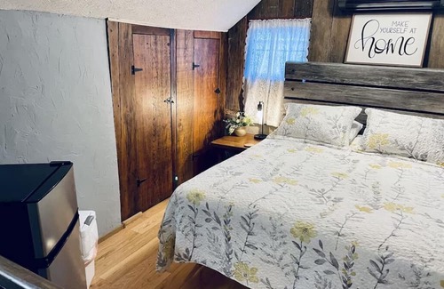 Maysville Cabina | The Cabin at 112 Main Street Augusta: Rustic River Retreat