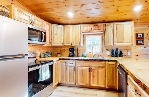 Long Lake Casa | Tree-lined lakefront cottage close to marina with partial AC - dog-friendly