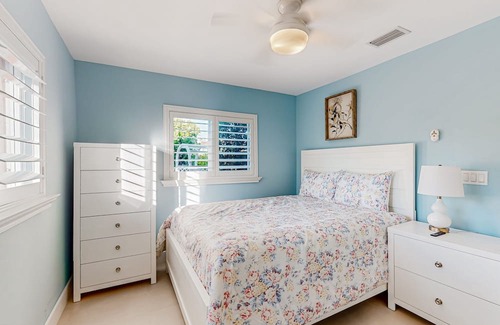 Central Naples Casa | Sunlit enchanting retreat with gorgeous yard & large patio - near beaches & golf