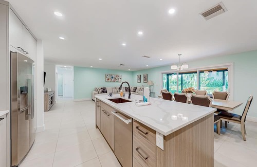 Central Naples Casa | Sunlit enchanting retreat with gorgeous yard & large patio - near beaches & golf