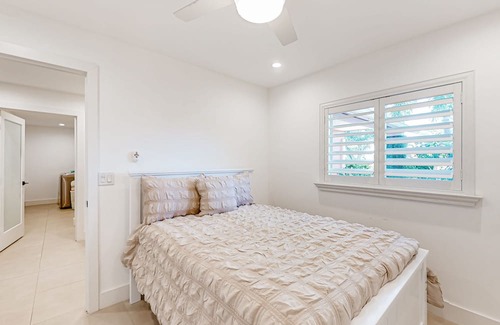 Central Naples Casa | Sunlit enchanting retreat with gorgeous yard & large patio - near beaches & golf