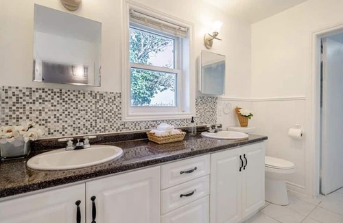 Harwich Cabaña | Lake Erie Waterfront Cottage w/firepit, 5 min from erieau beach .