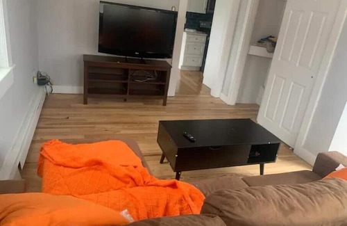 Randolph Apartamento | Cozy 2-bedroom apartment, New bathroom, New kitchen, washer and dryer in unit.