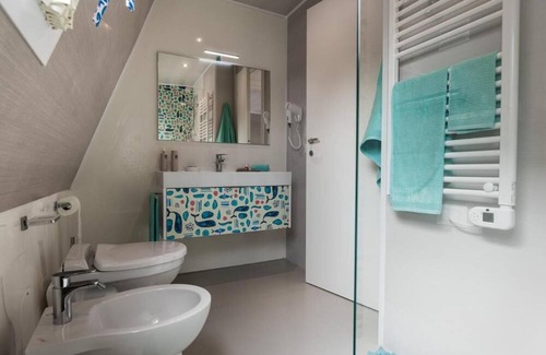 Lignano Sabbiadoro Alquiler De Eote | Tranquil Marina Azzurra Resort House boat 2 Bedroom sleeps 6