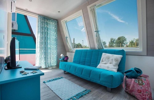 Lignano Sabbiadoro Alquiler De Eote | Tranquil Marina Azzurra Resort House boat 2 Bedroom sleeps 6