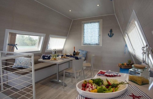 Lignano Sabbiadoro Alquiler De Eote | Tranquil Marina Azzurra Resort House boat 2 Bedroom sleeps 6