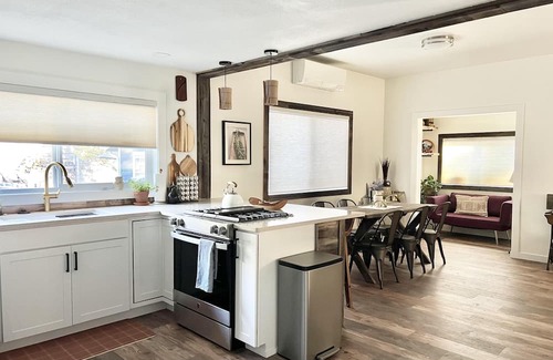 Old Bend Cabaña | Modern Downtown Cottage, 100+mbps Wifi, A/C, Walk Everywhere