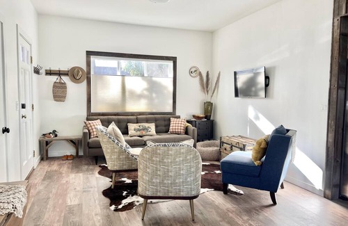 Old Bend Cabaña | Modern Downtown Cottage, 100+mbps Wifi, A/C, Walk Everywhere