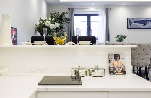 Gerrards Cross Casa | Lux Smart Home | New Build | Parking | Families