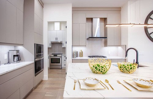 Central Okanagan Casa | Play&Stay: Mountain & Lake Views/Theatre+Spacious