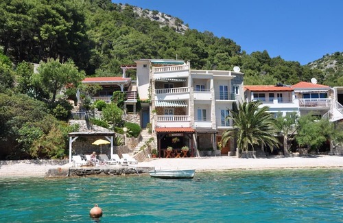 Bogomolje Apartamento | Apartment Hidden gem - beachfront: SA6 Mima (2+1) - Bogomolje, Island Hvar, Croatia