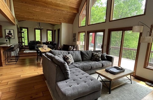 Salamanca Chalet De Esquí | Cozy & Serene Ellicottville Chalet, 5 minutes from town, hot tub & gorgeous view
