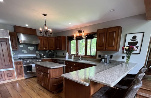 Salamanca Chalet De Esquí | Cozy & Serene Ellicottville Chalet, 5 minutes from town, hot tub & gorgeous view