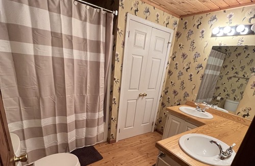 Salamanca Chalet De Esquí | Cozy & Serene Ellicottville Chalet, 5 minutes from town, hot tub & gorgeous view