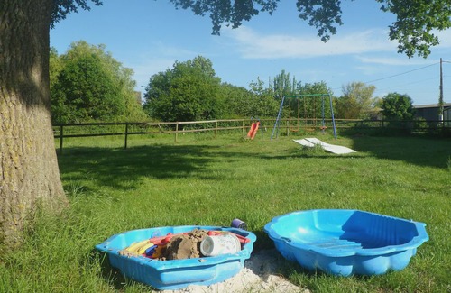 Souvigny Cabaña | Charming farmhouse with pool, near historic Souvigny, family-friendly amenities and activities