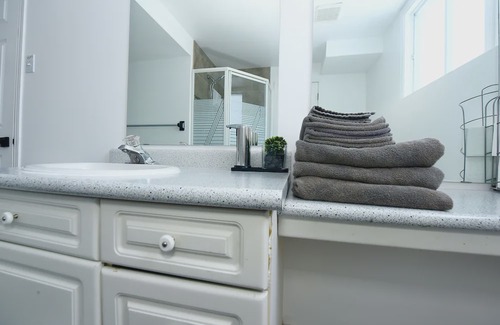 Amherstview Apartamento | Spacious Hearth Escape with Natural Light & fireplace