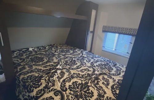 Skidmore Complejo | Private RV with free parking