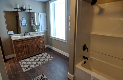 Nauvoo Apartamento | The Red Front Suite - Sleeps 15