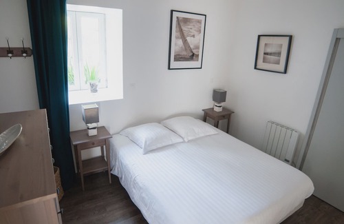 Isigny-sur-Mer Cabaña | Cottage sleeps 4 near the D-Day landing beaches. Pets allowed