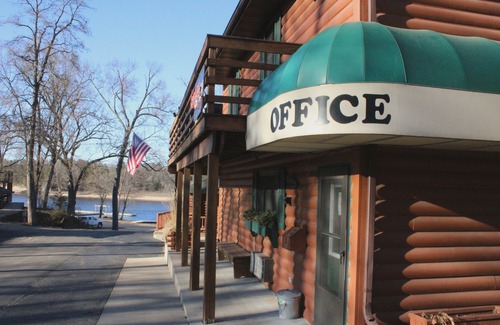 Lake Delton Hotel | Cedar Lodge and Settlement