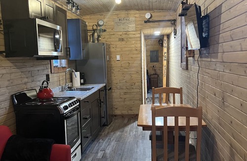 Okanagan-Similkameen Cabina | Osprey Lake Caboose beside the Kettle Valley Railway and 2 mins from Osprey Lake
