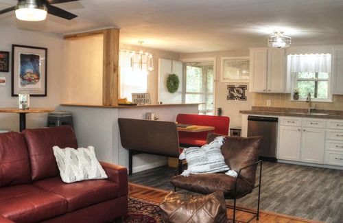 Columbia Casa | South central 4 bedroom house 3 minutes from Faurot Field! Its close and quiet.
