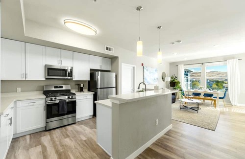 Sparks Apartamento | Chic Apt. w/ Jacuzzi, Pool, BBQ, & Mountain Views