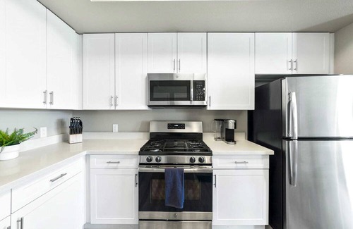 Sparks Apartamento | Chic Apt. w/ Jacuzzi, Pool, BBQ, & Mountain Views