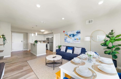 Sparks Apartamento | Chic Apt. w/ Jacuzzi, Pool, BBQ, & Mountain Views