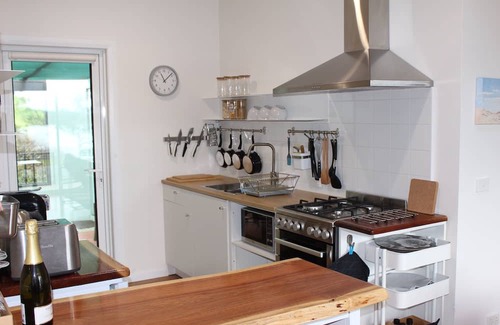 Woodbridge Apartamento | Delightful aspect at Birchs Bay with view to Bruny Island.