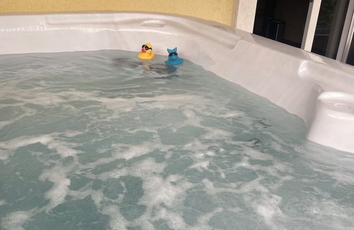 Rutland Casa | Private suite with Hot Tub-near airport & downtown Kelowna