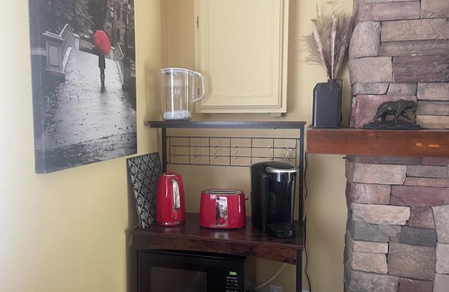 Rutland Casa | Private suite with Hot Tub-near airport & downtown Kelowna
