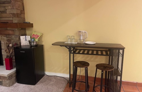 Rutland Casa | Private suite with Hot Tub-near airport & downtown Kelowna