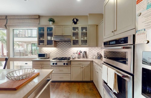 Serra Mesa Condominio | Sunny City Living Dog-friendly condo with office - pool, hot tub, and fitness center