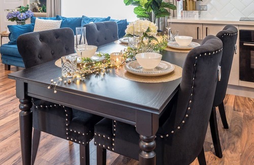 Wynnum West Casa | A Touch of Luxury by the Bay - Modern & Stylish Top Level 3 Bed Guest Suite