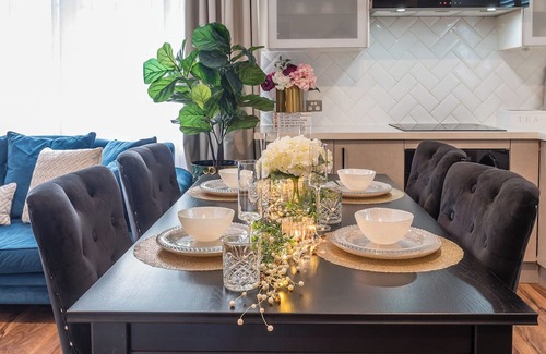 Wynnum West Casa | A Touch of Luxury by the Bay - Modern & Stylish Top Level 3 Bed Guest Suite
