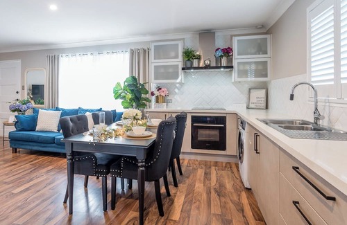 Wynnum West Casa | A Touch of Luxury by the Bay - Modern & Stylish Top Level 3 Bed Guest Suite