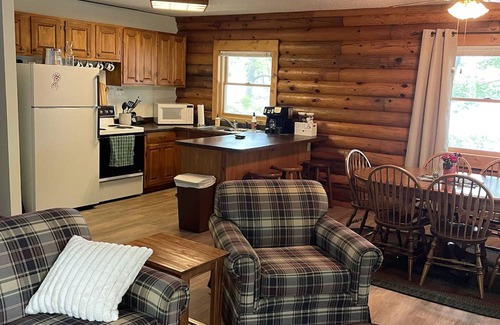 Turtle Lake Cabina | Cozy lakeside log cabin on Horseshoe Lake with year-round fishing & WiFi