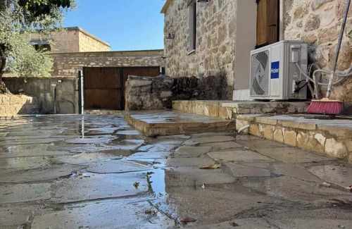 Marathounta Casa | Charming Cyprus Getaway in Páfos - Garden View Holiday House