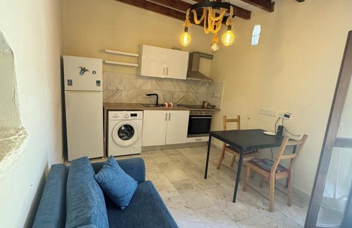 Marathounta Casa | Charming Cyprus Getaway in Páfos - Garden View Holiday House