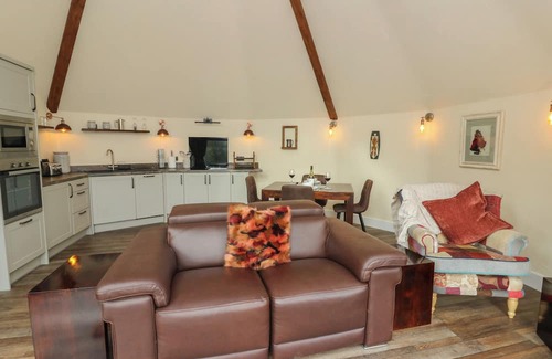Cribyn Cabaña | TY CRWN - THE ROUNDHOUSE, pet friendly, with hot tub in Lampeter