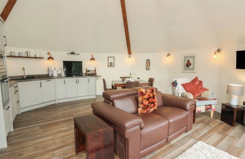 Cribyn Cabaña | TY CRWN - THE ROUNDHOUSE, pet friendly, with hot tub in Lampeter